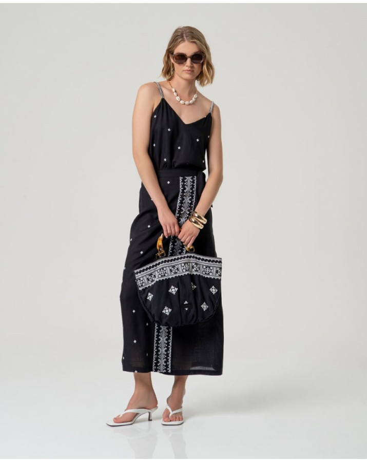 SURKANA Τοπ με τιράντες, V ντεκολτέ και ίσιο κόψιμο. Μονόχρωμο σχέδιο με διακριτικές κεντημένες λεπτομέρειες. UTEM023