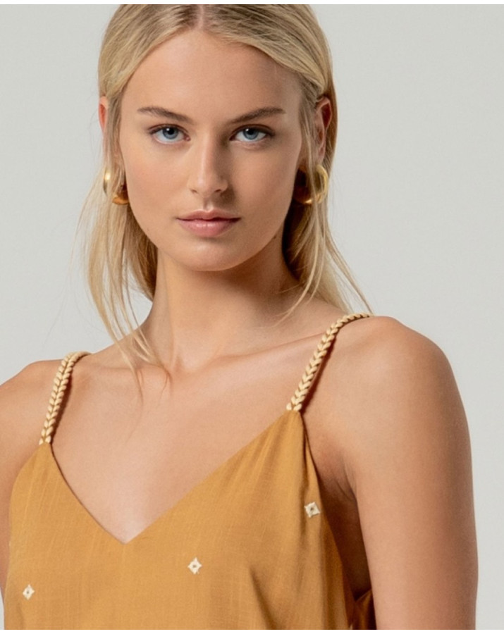 SURKANA Τοπ με τιράντες, V ντεκολτέ και ίσιο κόψιμο. Μονόχρωμο σχέδιο με διακριτικές κεντημένες λεπτομέρειες. UTEM023