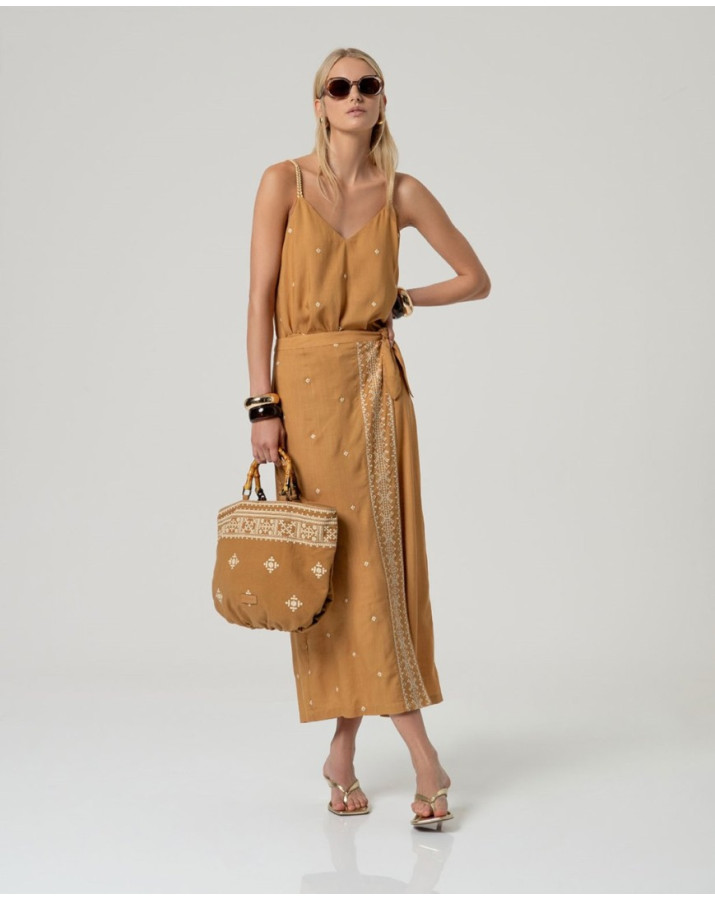 SURKANA Τοπ με τιράντες, V ντεκολτέ και ίσιο κόψιμο. Μονόχρωμο σχέδιο με διακριτικές κεντημένες λεπτομέρειες. UTEM023