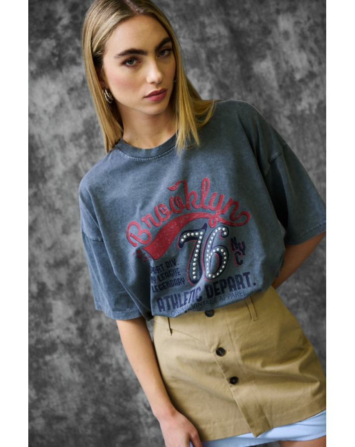 KIKISIX ΚΟΝΤΟΜΑΝΙΚΗ ΜΠΛΟΥΖΑ ΜΕ ΣΤΑΜΠΑ "BROOKLYN" KXTS2121GRY