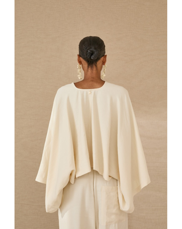 SOUVENIR ΜΠΛΟΥΖΑ ME ΦΑΡΔΥΑ ΜΑΝΙΚΙΑ ΚΑΙ ΣΤΡΙΦΩΜΑ ΜΠΡΟΣΤΑ ΣΤΗ V ΛΑΙΜΟΚΟΨΗ S39M0305